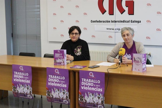La secretaria confederal das Mulleres de CIG, Nicolasa Castro, y la secretaria comarcal das Mulleres, Margarida Corral, en la presentación de la campaña del sindicato por el 25N
