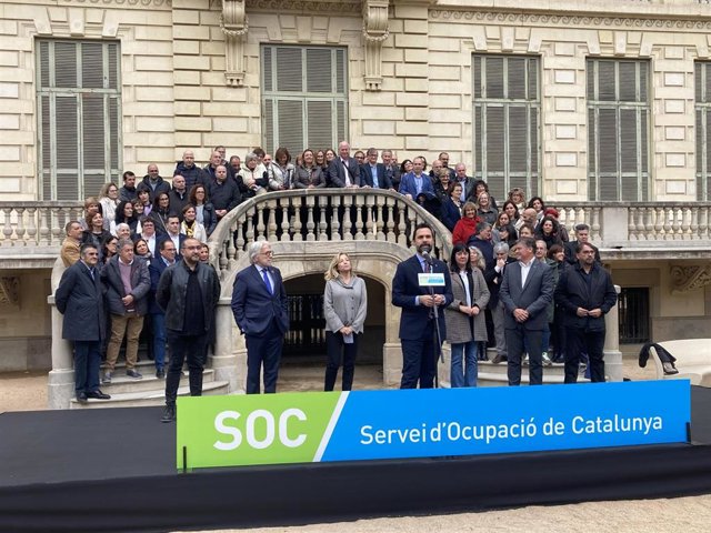 El conseller Roger Torrent, en el centro, con Javier Pacheco, Josep Sánchez Llibre, Joana Ortega, Olga Arnau, Antoni Cañete y Camil Ros.