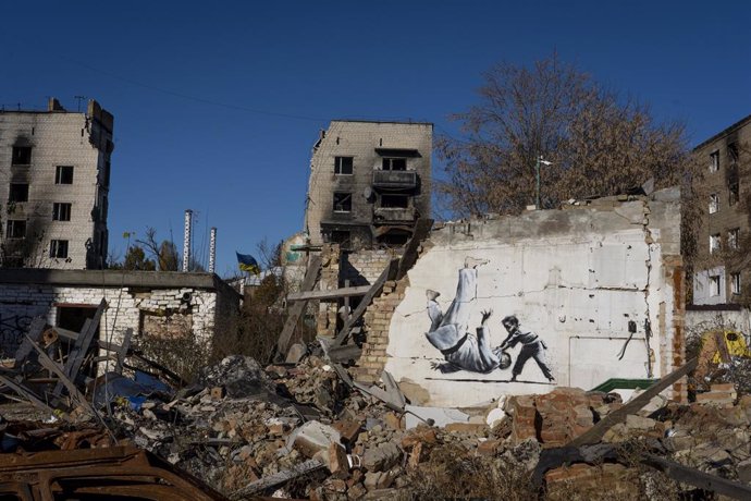 HANDOUT - 12 November 2022, Ukraine, ---: An undated handout photo posted by street artist Banksy on his Instagram channel shows a war-torn house. On the wall of the building, a child can be seen knocking down an adult doing martial arts. Photo: Banksy/