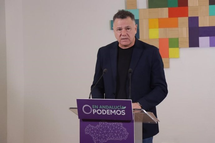 El portavoz adjunto del grupo Por Andalucía, Juan Antonio Delgado, en rueda de prensa en la sede de Podemos Andalucía en Sevilla.