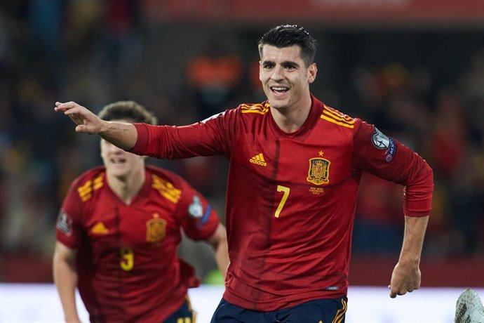 Archivo - Alvaro Morata celebra un gol con la selección española