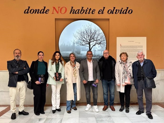 La exposición 'Donde no habite el olvido', organizada por el Comisionado de Memoria Democrática de la Diputación, se ha inaugurado este lunes en la Facultad de Ciencias Empresariales y Turismo de la Universidad de Huelva.