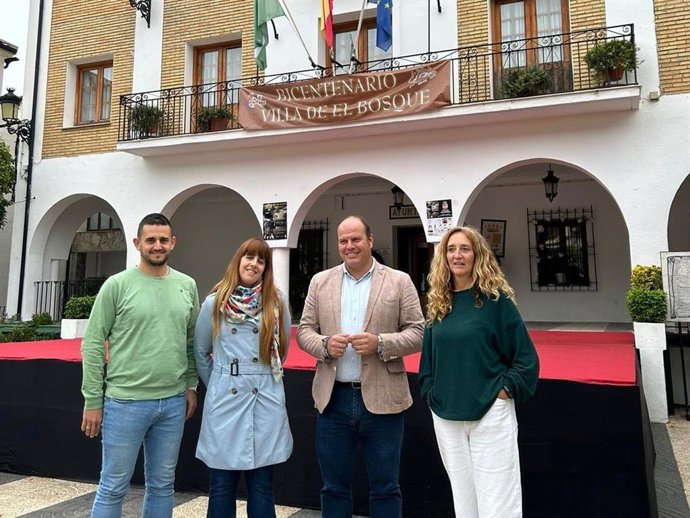 El delegado de Sostenibilidad, Medio Ambiente y Economía Azul, Oscar Curtido, en una visita realizada al Ayuntamiento de El Bosque (Cádiz)