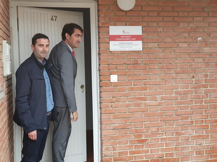 El alcalde de Traspinedo, Javier Fernández (i) y el consejero Juan Carlos Suárez-Quiñones.