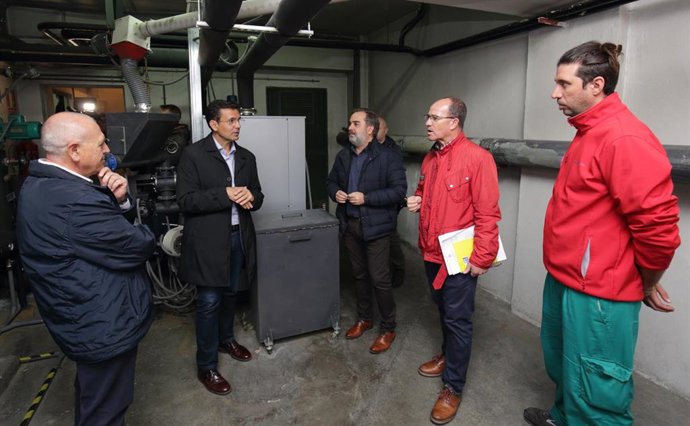 El alcalde de Granada, Francisco Cuenca, durante una visita realizada al colegio Victoria Eugenia.