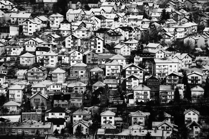 Archivo - Una de las fotografías de la exposición 'Sarajevo Barcelona Light&Shade' que muestra la ciudad de Sarajevo, y que se puede ver en la capital bosnia.