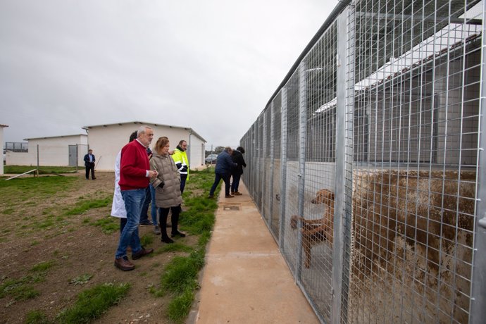 El presidente de la Diputación de Cáceres, Carlos Carlos, visita el refugio provincial de animales en la finca Haza de la Concepción