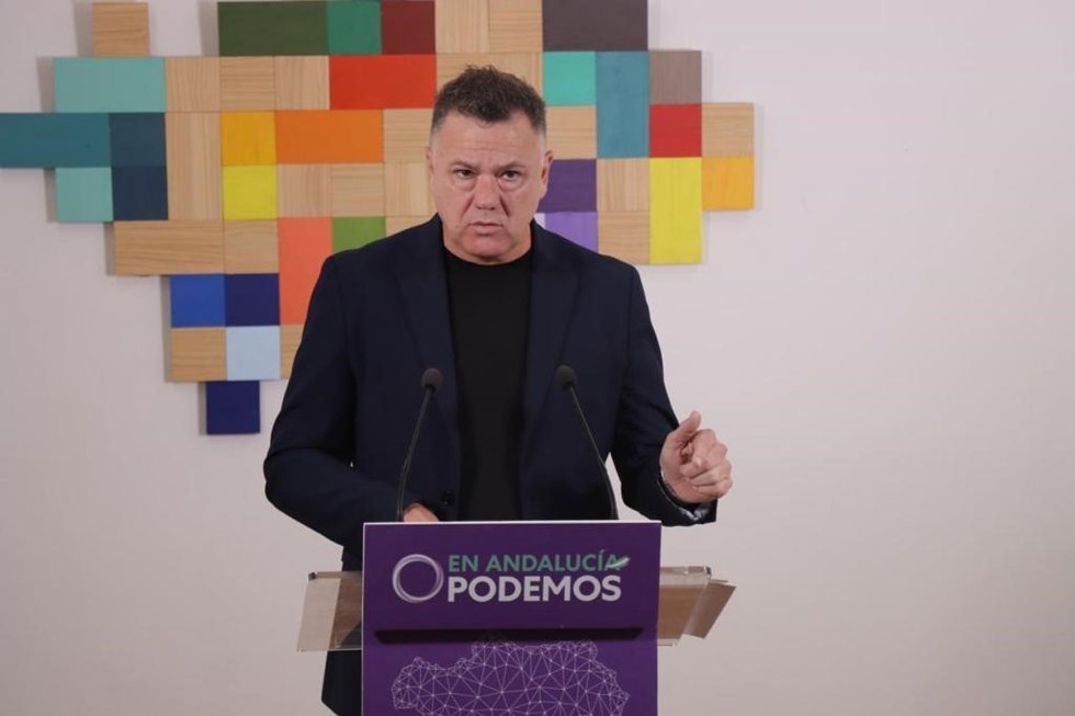 El portavoz adjunto de Por Andalucía y diputado andaluz de Podemos Juan Antonio Delgado en rueda de prensa.