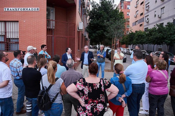 El candidato del PP a la Alcaldía de Sevilla, José Luis Sanz, en el barrio de Contadores.