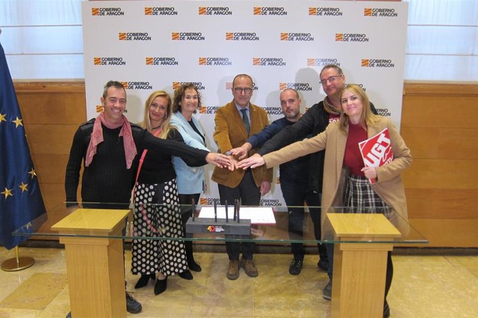 El Departamento de Educación del Gobierno de Aragón y los sindicatos de la Mesa Sectorial suscriben un acuerdo para suprimir recortes de 2012 en materia de personal.