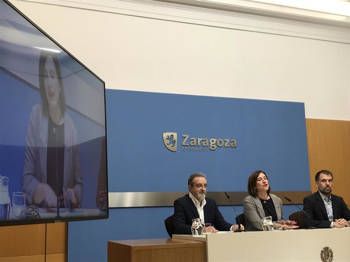 La vicealcaldesa, Sara Fernández, el responsable del grupo de investigación del Instituto de Investigación en Ingeniería de Aragón (I3A) RoPeRT, Luis Montano; y el presidente del comité organizador, Danilo Tardioli