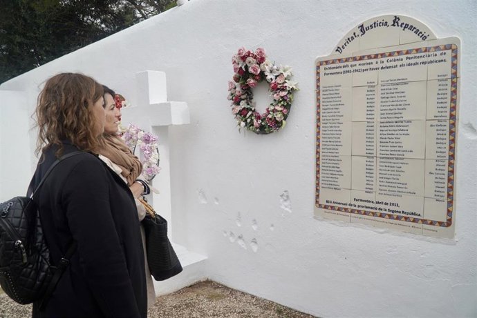 La presidenta del Govern, Francina Armengol, visita el cementerio de Formentera