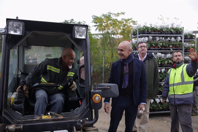 El alcalde de Sevilla, Antonio Muñoz, en el vivero de Miraflores.