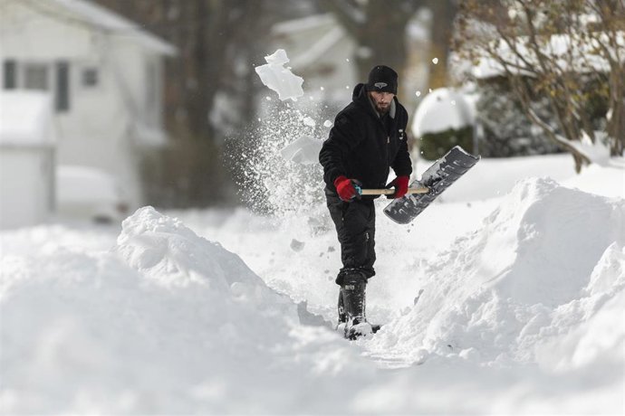 Un ciudadano de Nueva York retira nieve caída en la vía pública durante las fuertes nevadas que azotan la zona