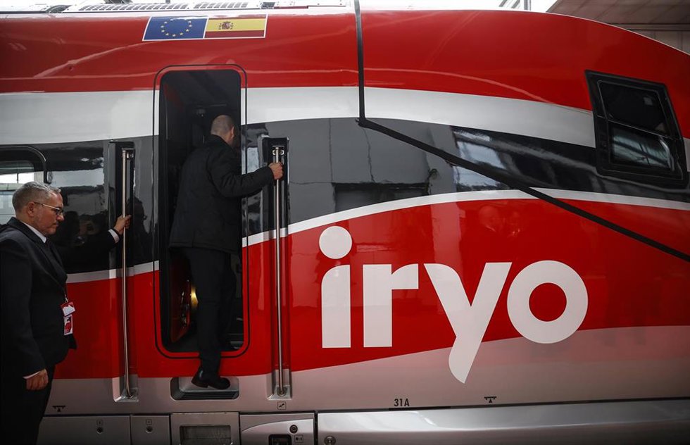 Una persona entra en el tren Iryo la su llegada a la estación de Valncia Joaquín Sorolla desde Madrid, a 21 de noviembre de 2022, en Valencia, Comunidad Valenciana (España).