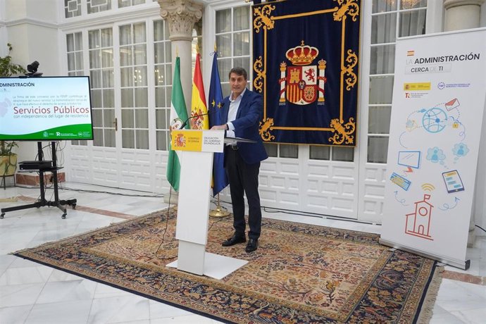 El delegado del Gobierno de España en Andalucía, Pedro Fernández, este viernes en rueda de prensa.