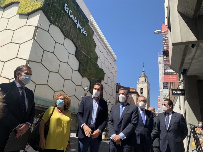 Archivo - Representantes de El Corte Inglés, junto al alcalde de Valladolid, ante el centro comercial de la calle Constitución en Valladolid.