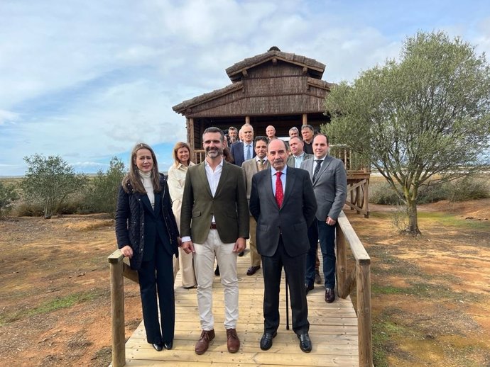 El consejero de Sostenibilidad, Medio Ambiente y Economía Azul, Ramón Fernández-Pacheco, durante la visita al Centro de Visitantes 'Anastasio Senra' de Marismas del Odiel.