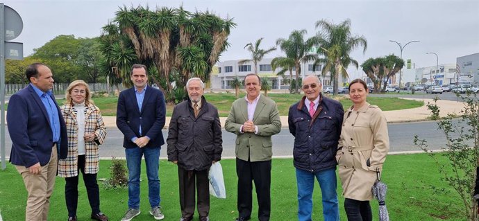 El delegado de Economía del Ayuntamiento de Sevilla, Fran Páez, tercero por la derecha, en el nuevo acceso sur del Polígono Store.