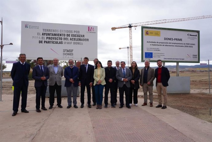 El delegado del Gobierno de España en Andalucía, Pedro Fernández, ha visitado este lunes en el municipio granadino de Escúzar las primeras obras del complejo científico de energía limpia IFMIF-DONES.