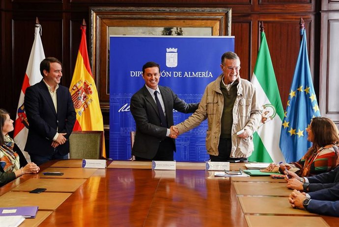 El presidente de la Diputación y el representante de Agrícola Mar Menor firman la compraventa del Cortijo del Fraile.