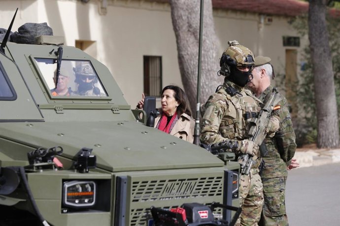 La Ministra de Defensa, Margarita Robles, durante la visita este lunes al cuartel del Mando de Operaciones Especiales (MOE) de Rabasa, en Alicante.