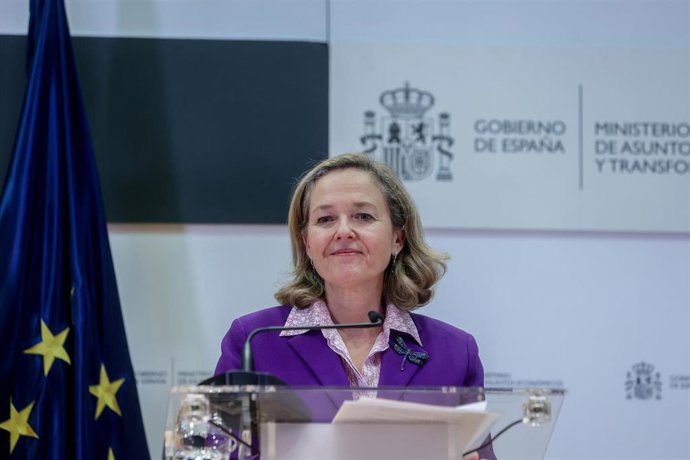 La vicepresidenta primera y ministra de Asuntos Económicos y Transformación Digital, Nadia Calviño, comparece tras su reunión con la vicepresidenta y comisaria de Competencia de la Comisión Europea, en el Ministerio de Asuntos Económicos, a 18/11/2022.