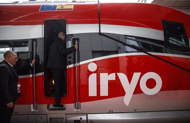 Una persona entra en el tren Iryo la su llegada a la estación de València Joaquín Sorolla desde Madrid, a 21 de noviembre de 2022, en Valencia, Comunidad Valenciana (España).