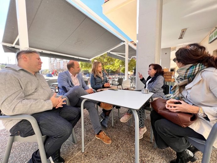 Los concejales de Vox en el Ayuntamiento de Sevilla, Cristina Peláez y Gonzalo García de Polavieja, reunidos con la presidenta de la Asociación de Vecinos Bami Unido, Ana Ojeda.