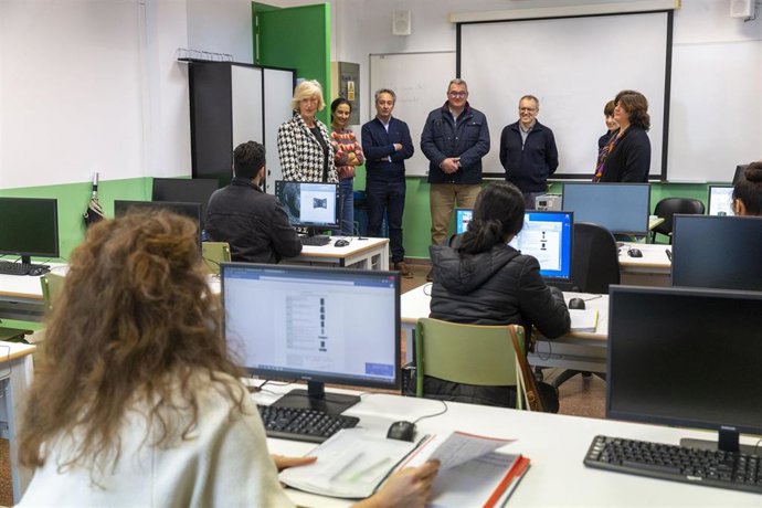 Visita de la consejera de Educación y Formación Profesional, Marina Lombó, al CEPA Escuelas Verdes