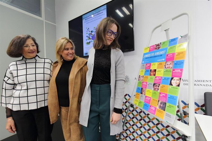 La concejal de Derechos Sociales de Granada, Nuria Gutiérrez, en el centro en la imagen