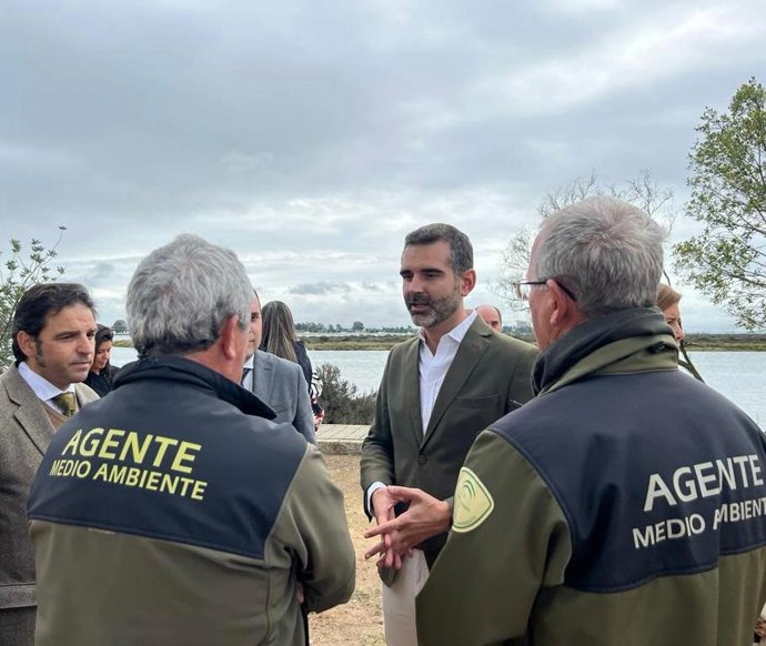 El consejero de Sostenibilidad, Medio Ambiente y Economía Azul, Ramón Fernández-Pacheco en Marismas del Odiel.