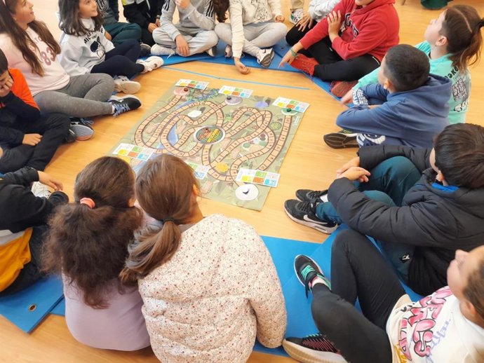 Escolares cacereños jugando a 'El gran reciclador'