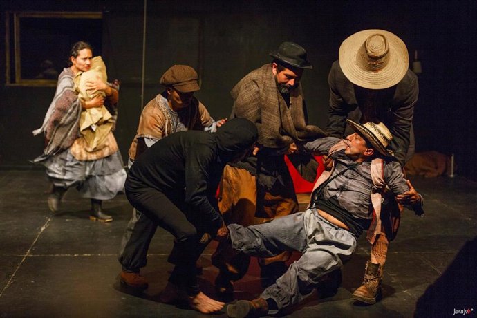 Archivo - Momento de la obra 'Los brazo contra el cielo', de la compañía de teatro La Periférica.