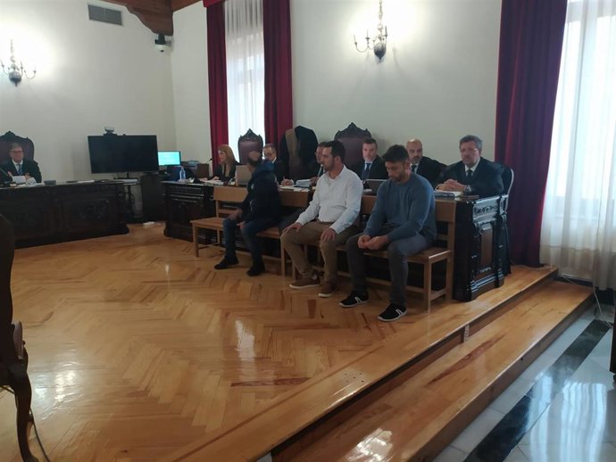 Los tres acusados de matar a un hombre en Velada durante el primer día del juicio por estos hechos.