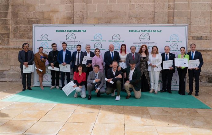 Foto de familia de los galardonados en el XXII Jornadas de Escuela Cultura de la Paz, a 21 de Noviembre de 2022, Sevilla (Andalucía, España). Hoy se ha hecho entrega de los premios Paloma de Plata y Jóvenes talentos en las XXII Jornadas de Escuela Cultu