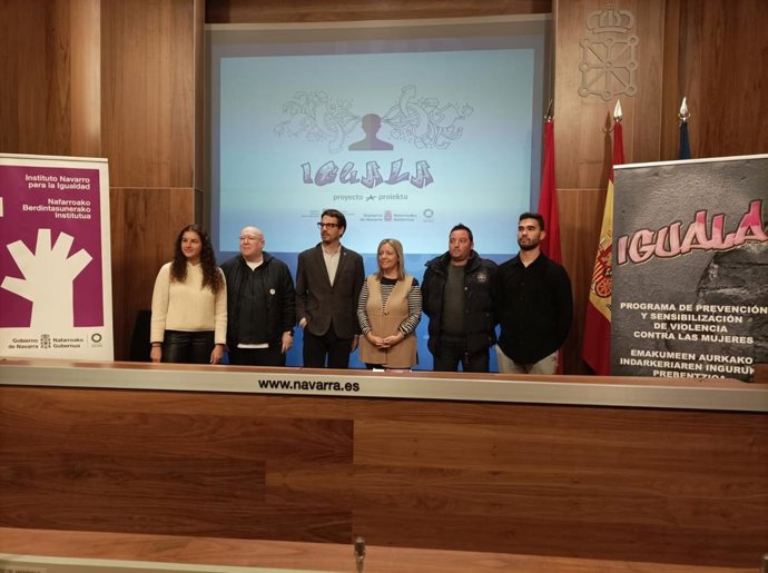 Ainhize Etxamendi, joven de Huarte; el alcalde de Huarte, Alfredo Arruiz; el director gerente de Juventud, Carlos Amatriain; la subdirectora del INAI, Marian García; el alcalde de Santacara, José Luis Caparroso; y Miguel Ibiricu, joven de Santacara.