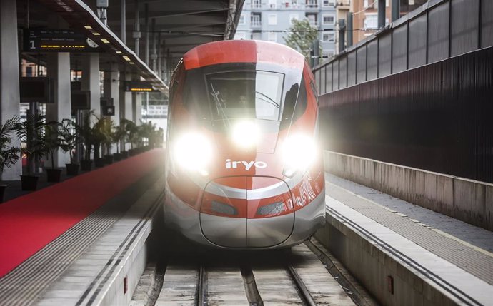 El tren Iryo llega a la estación de Valncia Joaquín Sorolla desde Madrid, a 21 de noviembre de 2022, en Valencia, Comunidad Valenciana (España).