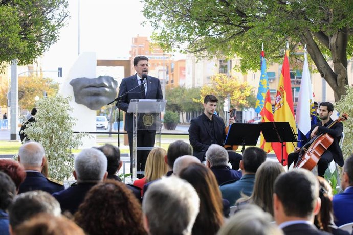 Alicante homenajea a las víctimas y héroes del covid con el monumento "Bocas que vuelan" junto al Hospital General