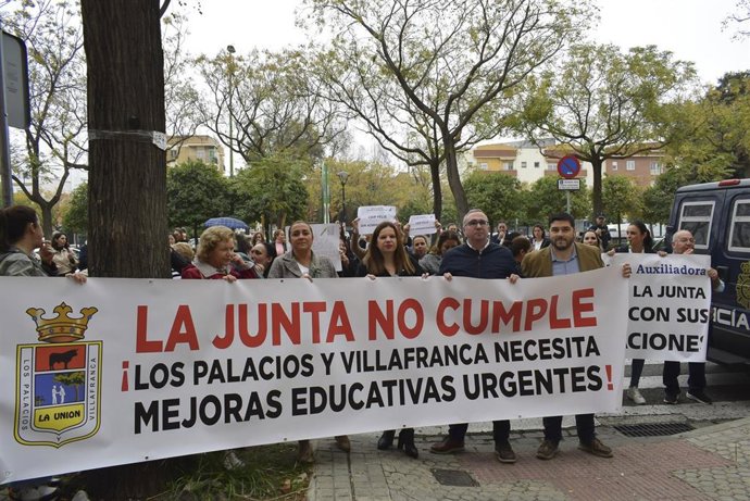 Concentración de las AMPA y el Ayuntamiento de Los Palacios ante la Delegación de Educación