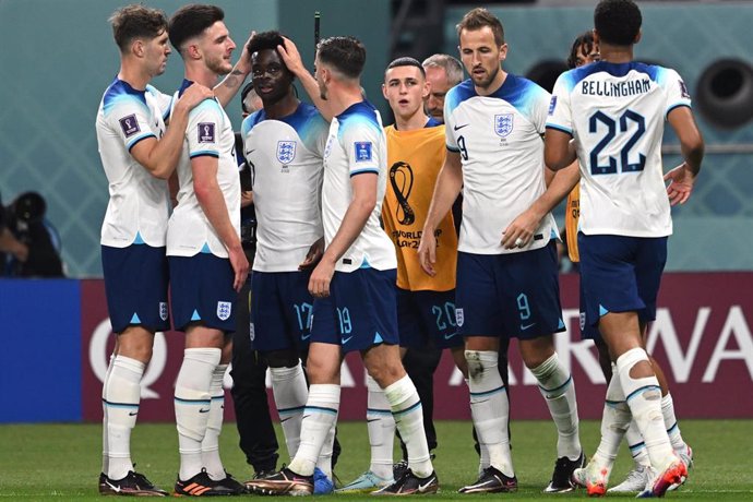 Los jugadores ingleses celebran un gol de Bukayo Saka ante Irán en el Mundial de Catar de 2022.