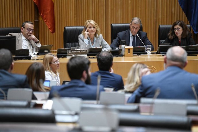 El presidente de la Comisión, Antonio José Cosculluela (1i); la presidenta interina del Consejo de Administración de la Corporación RTVE, Elena Sánchez, y el diputado del PSPV-PSOE en el Congreso por la provincia de Valncia, Vicent Sarri (3d), en la C