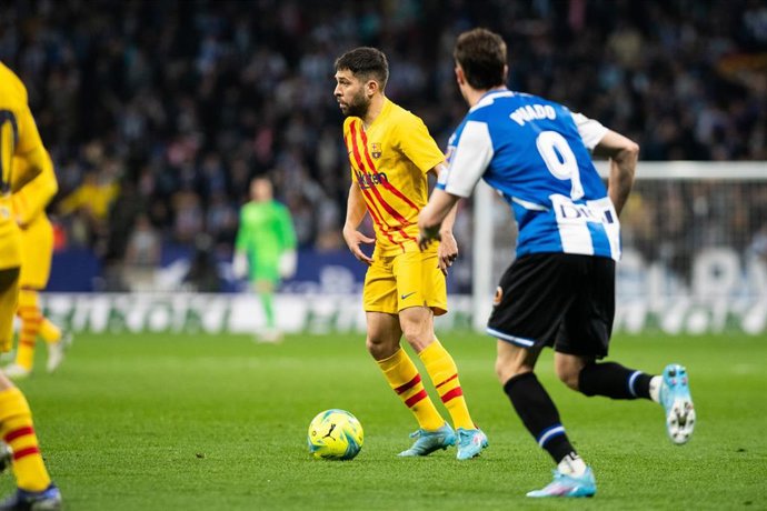 Archivo - El jugador del FC Barcelona Jordi Alba en el debi contra el RCD Espanyol de LaLiga Santander del pasado febrero de 2022 en el RCD Stadium.