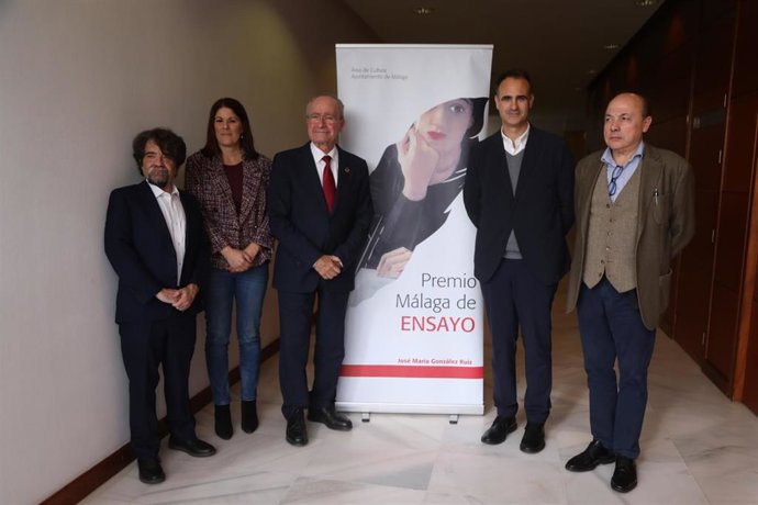 El alcalde, Francisco de la Torre, junto a la concejala de Cultura, Noelia Losada, y el director de la Editorial Páginas de Espuma, Juan Casamayor, da a conocer la obra ganadora del XIV Premio Málaga de Ensayo.