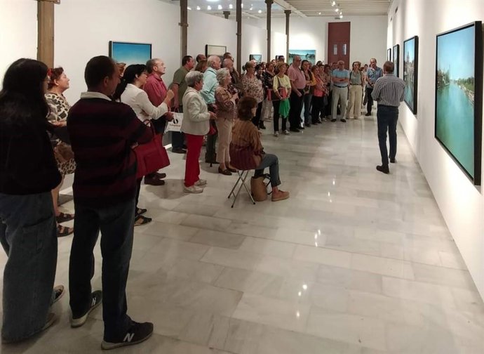 Asistentes a una de las visitas guiadas por el pintor Francisco Escalera a su exposición en el Teatro Cómico de Córdoba.