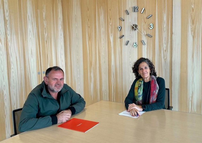 Fermín Gorráiz, presidente de EHNE-Nafarroa,  y la consejera de Desarrollo Rural y Medio Ambiente, Itziar Gómez