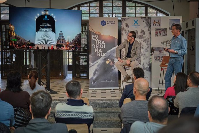 Juan Ramón Moreno, de pie, en la presentación de la temporada de invierno de las estaciones de esquí andorranas.