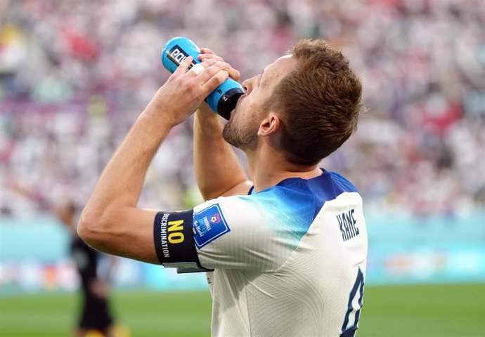 El capitán inglés Harry Kane con el brazalete de la campaña de la FIFA 'No Discrimination' en el partido inaugural del Grupo B contra Irán del Mundial de Catar en el Khalifa International Stadium.