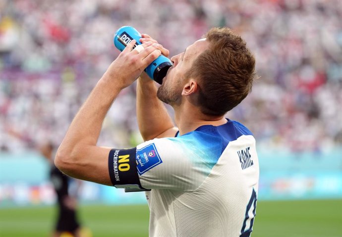 21 November 2022, Qatar, Doha: England's captain Harry Kane is seen wearing a FIFA 'no discrimination' armband ahead the FIFA World Cup Qatar 2022 Group B soccer match between England and Iran at Khalifa International Stadium. Photo: Nick Potts/PA Wire/