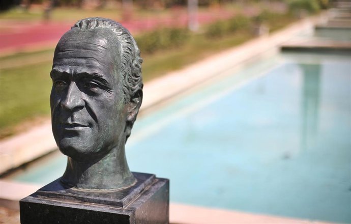 Archivo - Busto del rey emérito Juan Carlos I en el parque con el mismo nombre en Pinto, Madrid (España)